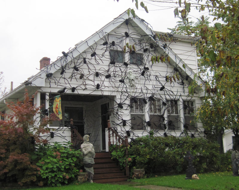 scary-outdoor-halloween-decoration