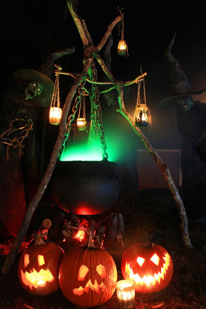 witches-cauldron-halloween-decoration-1